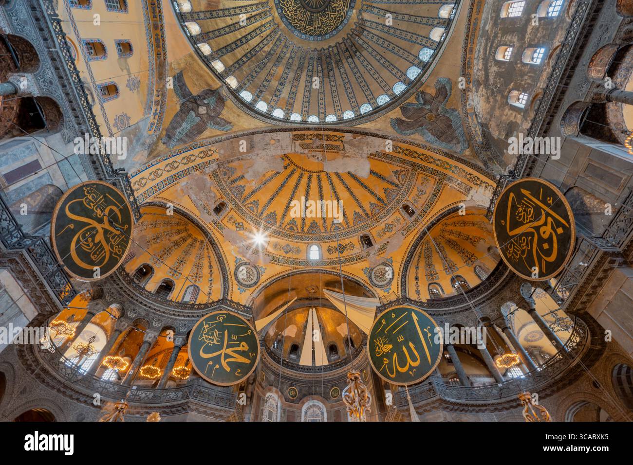 Blick nach oben auf die Hagia Sophia Dome und die Kalligraphie Medaillons – Istanbul, Türkei Stockfoto