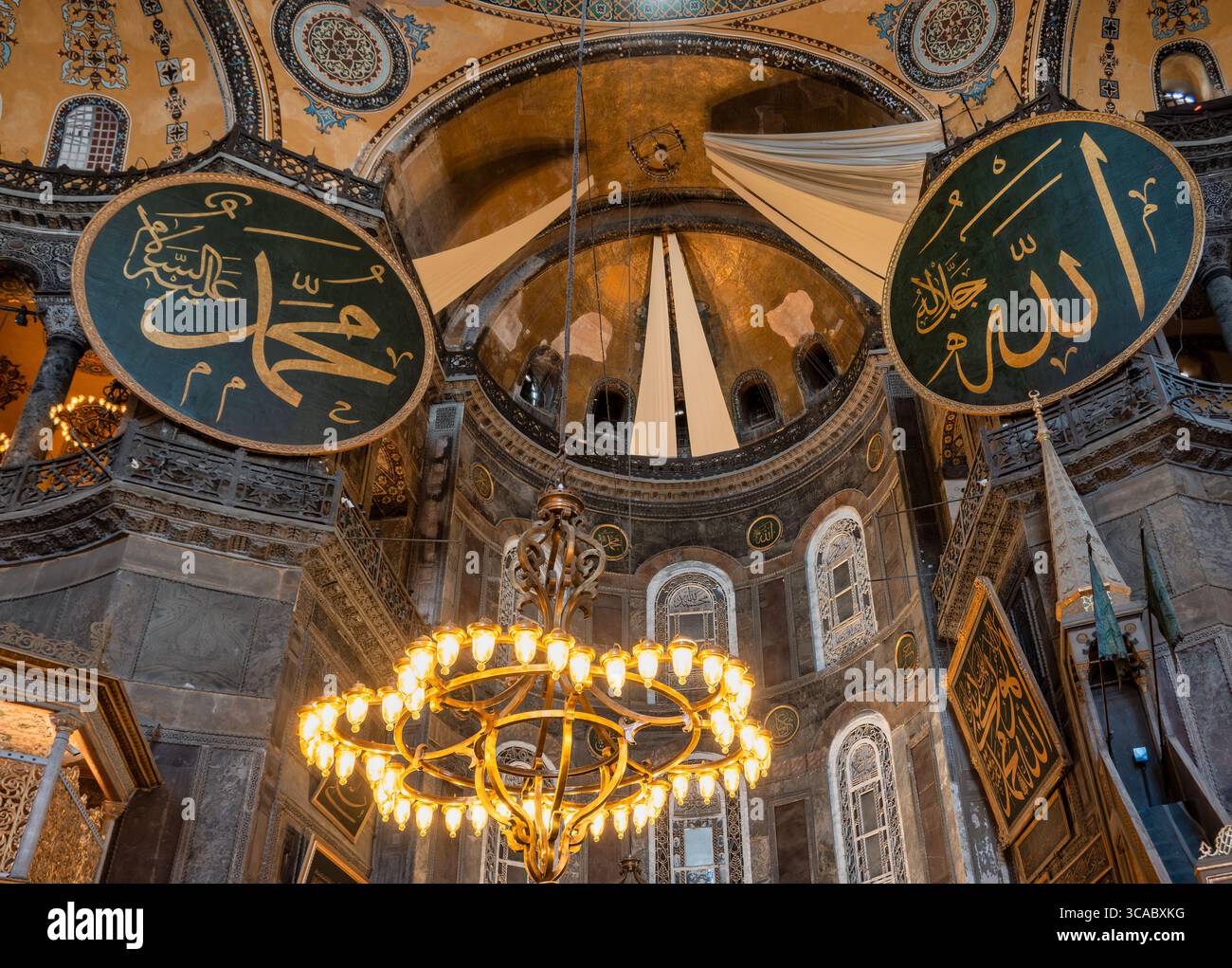 Hagia Sophia Interior mit beleuchtetem Kronleuchter und Kalligrafiemedaillons – Istanbul, Türkei Stockfoto