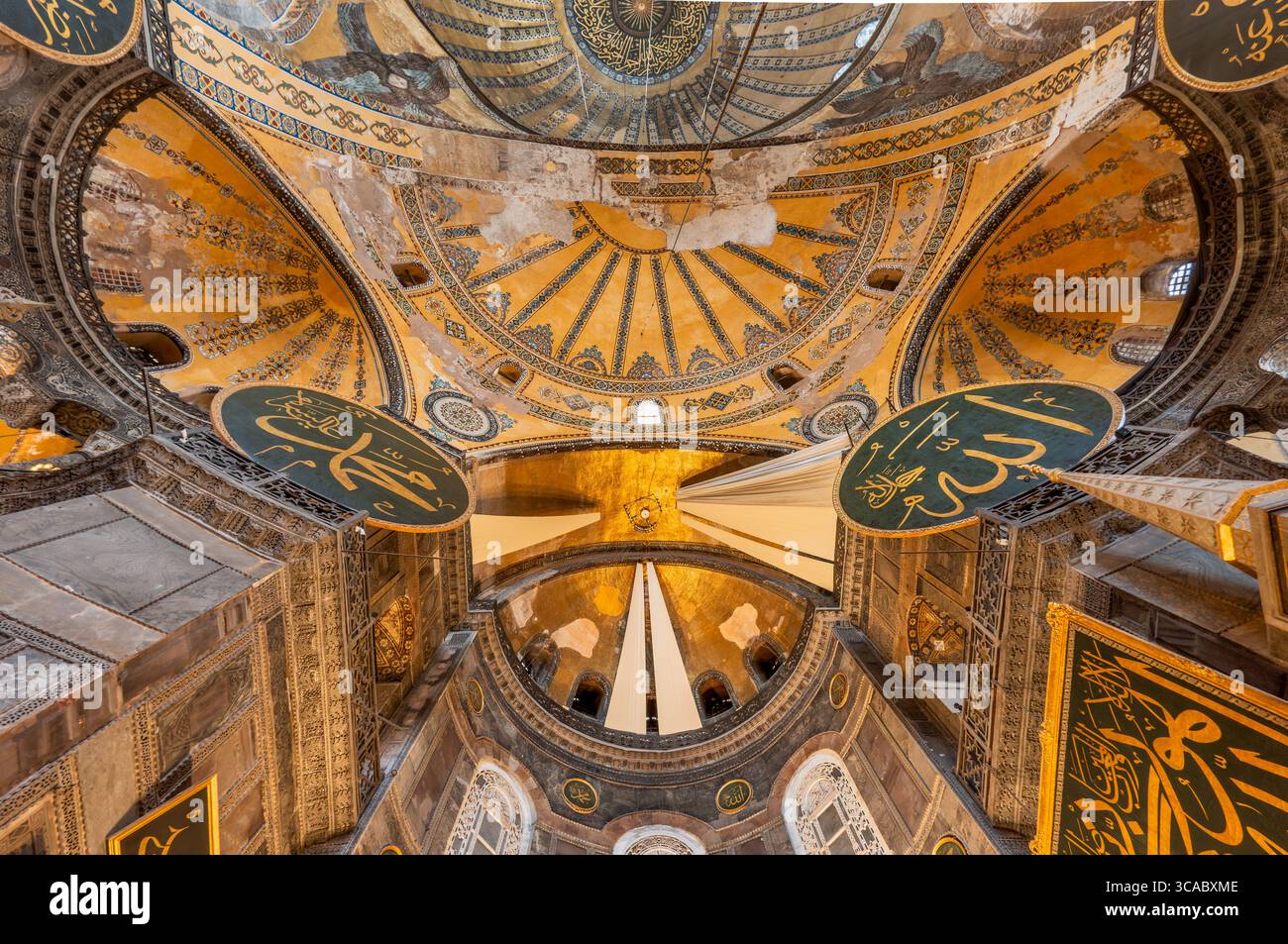 Innenansicht mit Kalligraphie-Medaillons nach oben – Hagia Sophia, Istanbul, Türkei Stockfoto