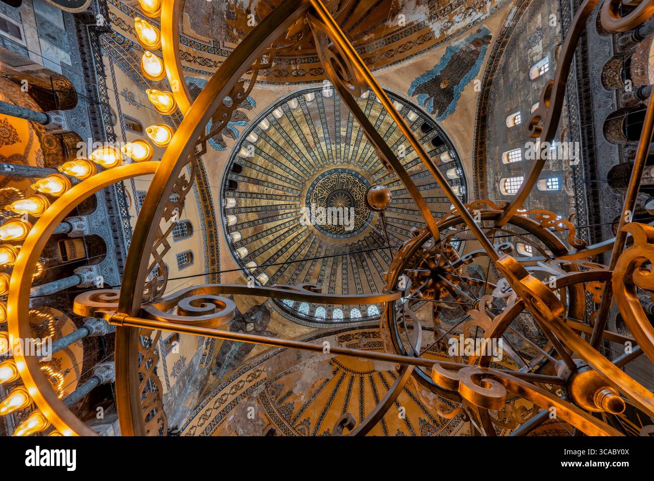 Blick nach oben auf den Kronleuchter und die zentrale Kuppel – Hagia Sophia, Istanbul, Türkei Stockfoto
