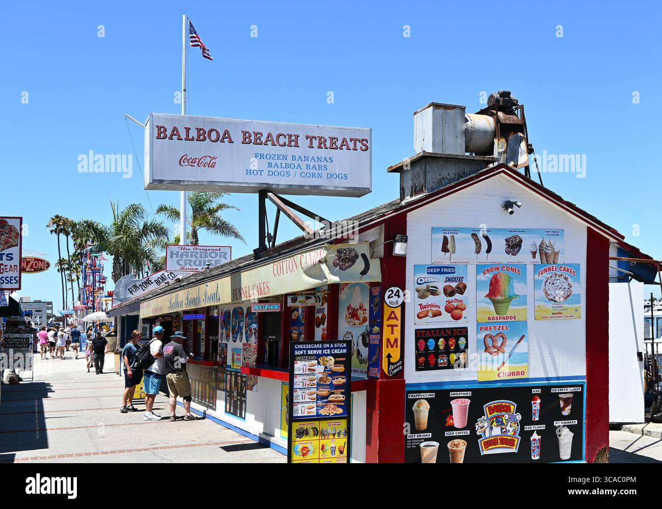NEWPORT BEACH, KALIFORNIEN - 1. August 2025: Balboa Beach Treats-Konzessionsstand in der Fun Zone der Balboa Peninsula. Stockfoto