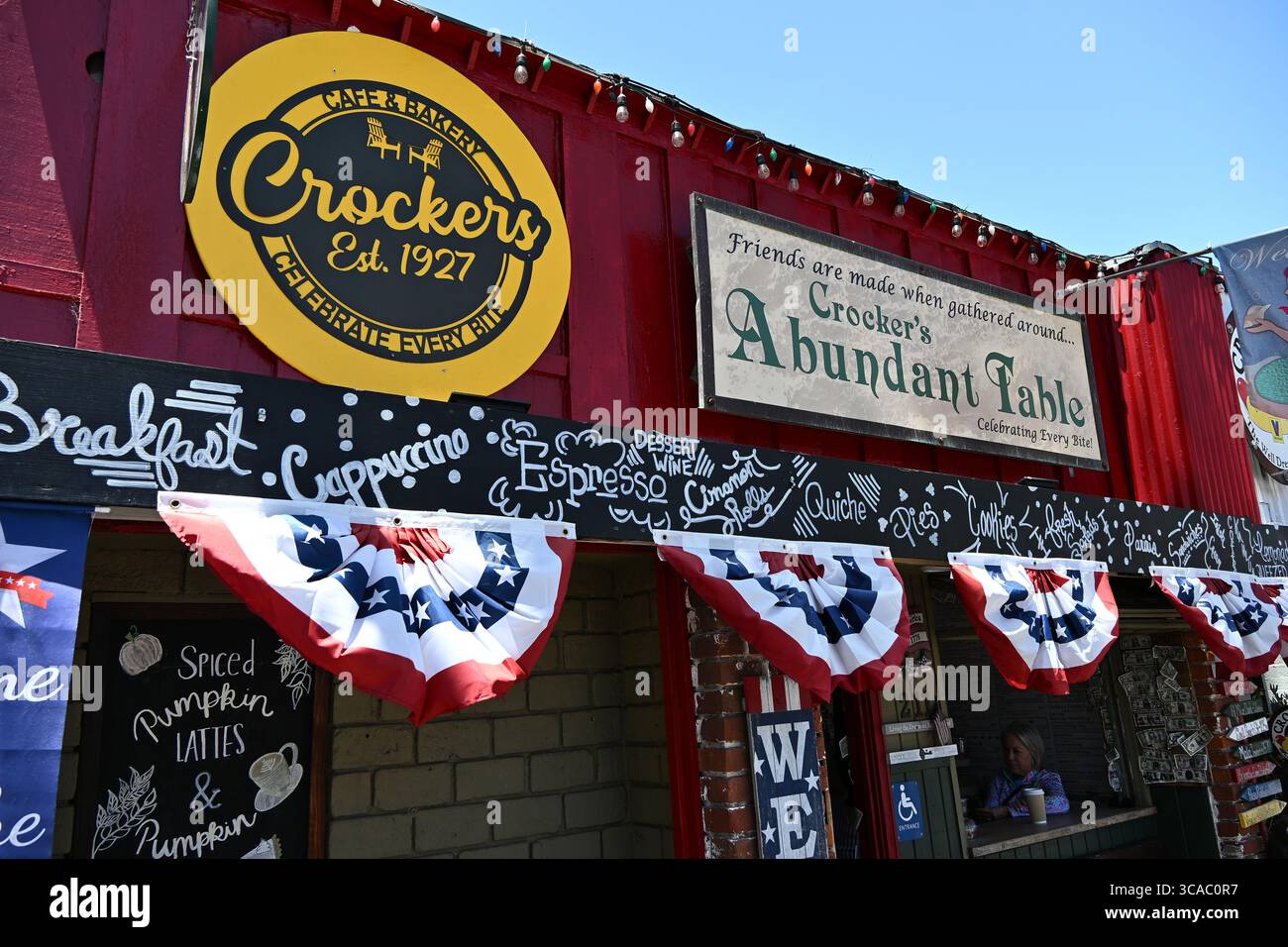 NEWPORT BEACH, KALIFORNIEN - 1. August 2025: Crockers, der gut gekleidete Frank, ist ein kleines, malerisches Lokal an der Main Street auf Balboa Island. Stockfoto