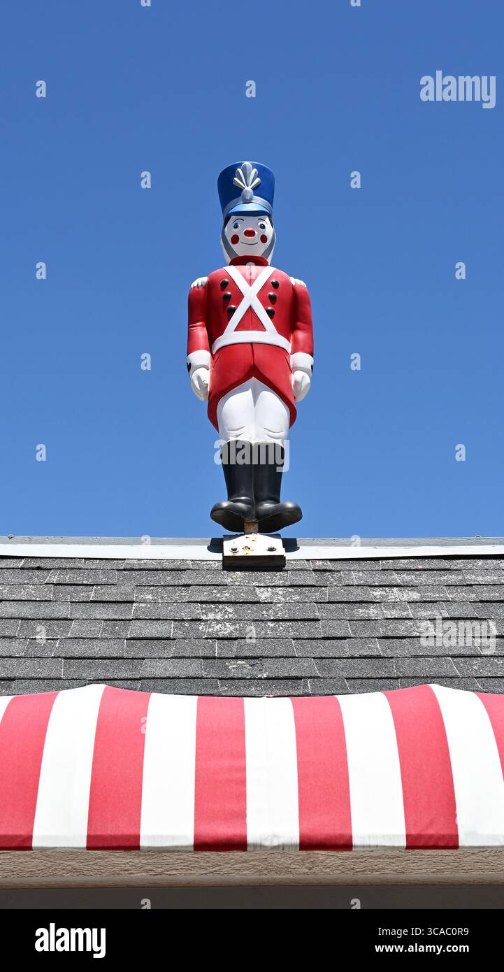 NEWPORT BEACH, KALIFORNIEN - 1. August 2025: Tin Soldier auf dem Balboa Parasail Kiosk in der Balboa Peninsula Fun Zone. Stockfoto