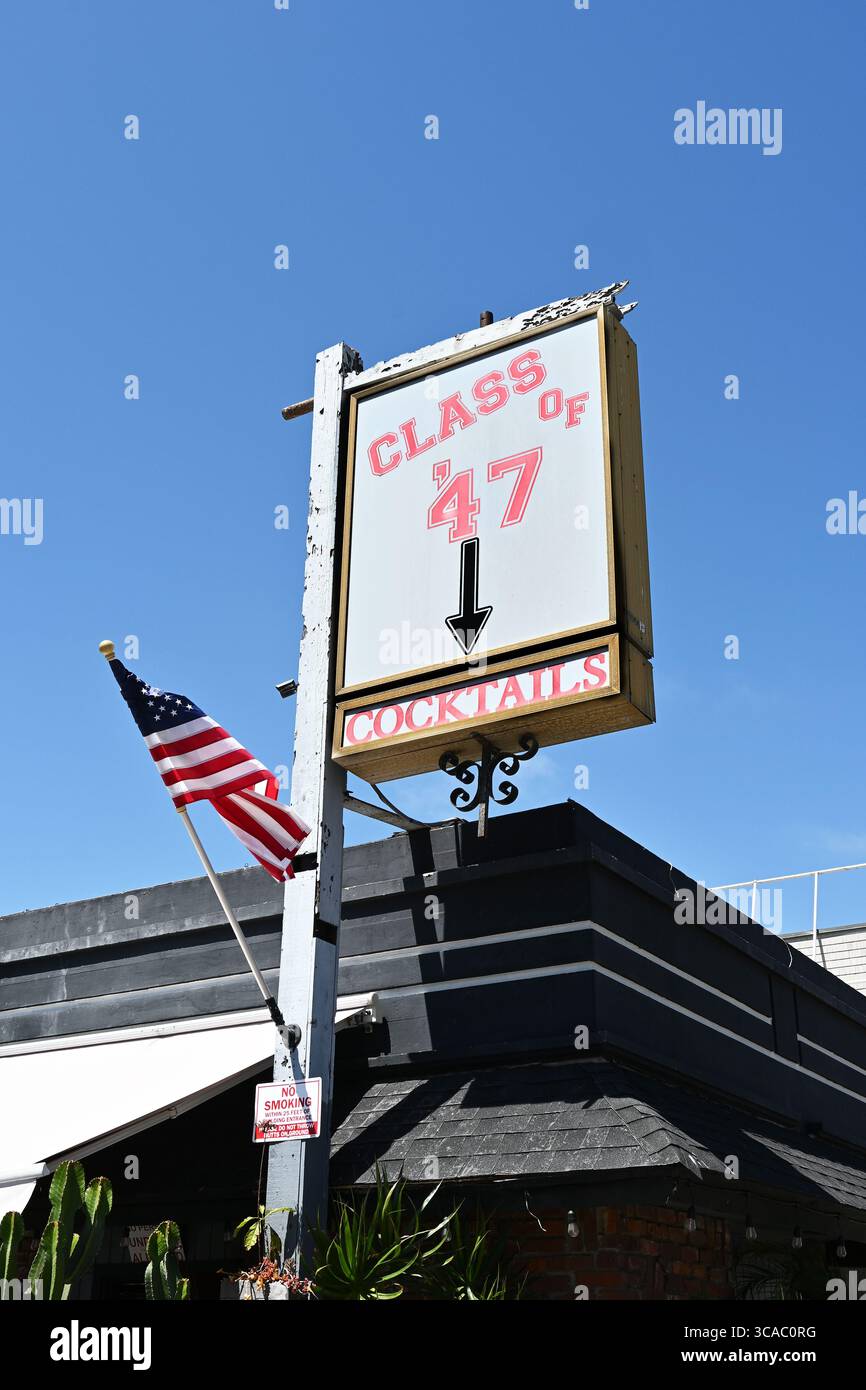 NEWPORT BEACH, KALIFORNIEN - 1. August 2025: Klasse von 47 auf der Balboa Peninsula in der Nähe der Ferry and Fun Zone ist eine örtliche lokale Spukbar. Stockfoto