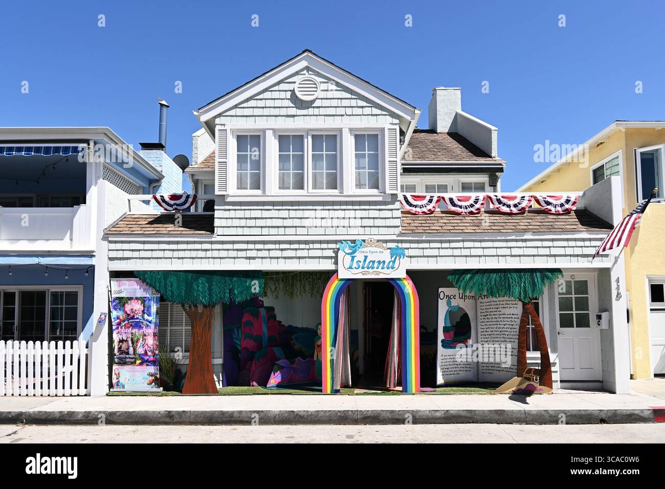 NEWPORT BEACH, KALIFORNIEN - 1. August 2025: Once Upon an Island ist ein magischer Spielplatz und Veranstaltungsort mit täglicher Meerjungfrauenunterhaltung. Stockfoto