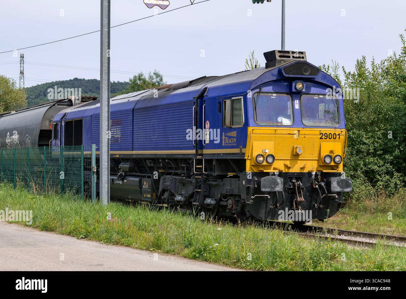 Marbache, Frankreich - Blick auf eine blaue Diesellokomotive Classe 66, die auf einer Landstraße fährt. Stockfoto