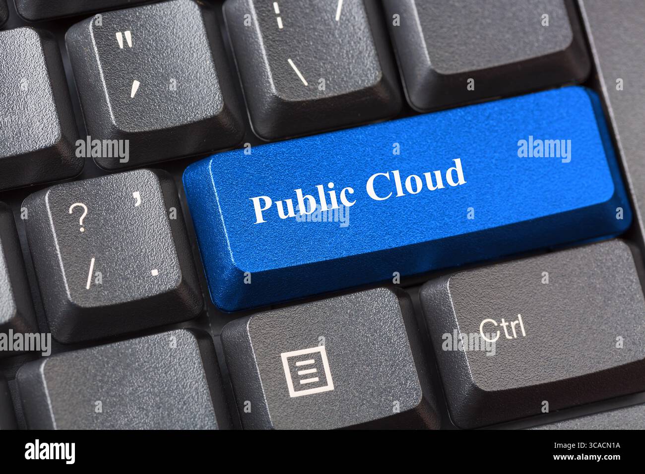 Blaue Public Cloud-Taste auf der schwarzen Computertastatur. Public Cloud Services, die von Anbietern angeboten werden Stockfoto