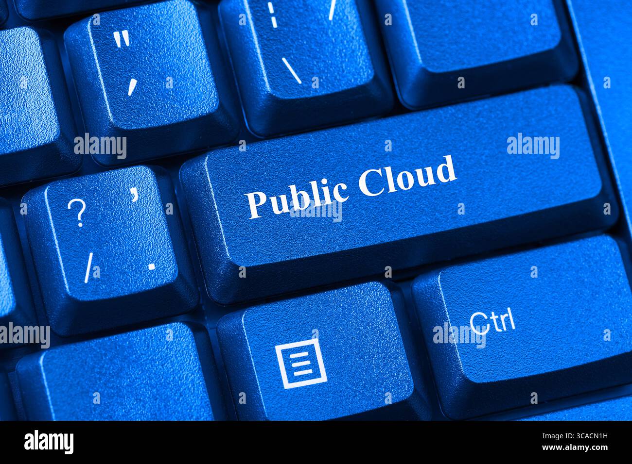 Blaue Computertastatur mit Public Cloud-Taste Stockfoto