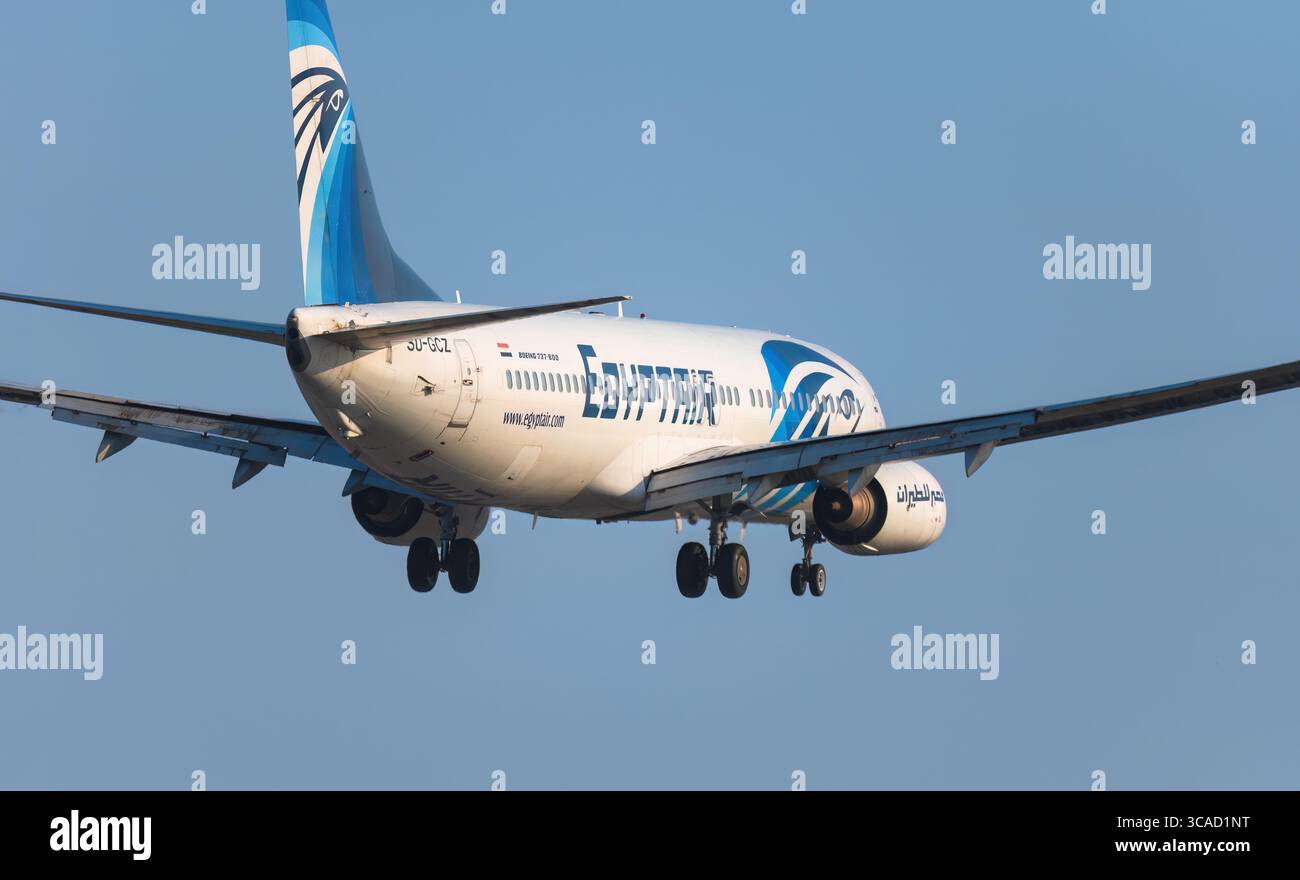 Larnaka, Zypern – 29. Juni 2024: Die Boeing 737 der ÄgyptAir landet gegen den klaren blauen Himmel Stockfoto