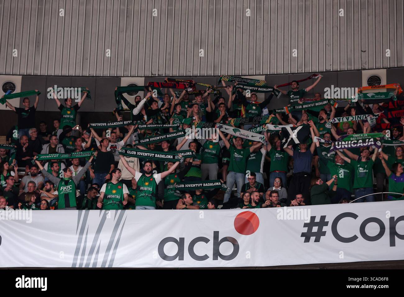 18. Februar 2023, Badalona, Spanien: Fans beim ACB Copa Del Rey Badalona 2023 Halbfinalspiel zwischen Real Madrid und Unicaja Malaga im Palau Municipal Esports de Badalona in Barcelona. (Foto: © David Ramirez/DAX via ZUMA Press Wire) Stockfoto 18. Februar 2023, Badalona, Spanien: Fans beim ACB Copa Del Rey Badalona 2023 Halbfinalspiel zwischen Real Madrid und Unicaja Malaga im Palau Municipal Esports de Badalona in Barcelona. (Foto: © David Ramirez/DAX via ZUMA Press Wire) Stockfoto