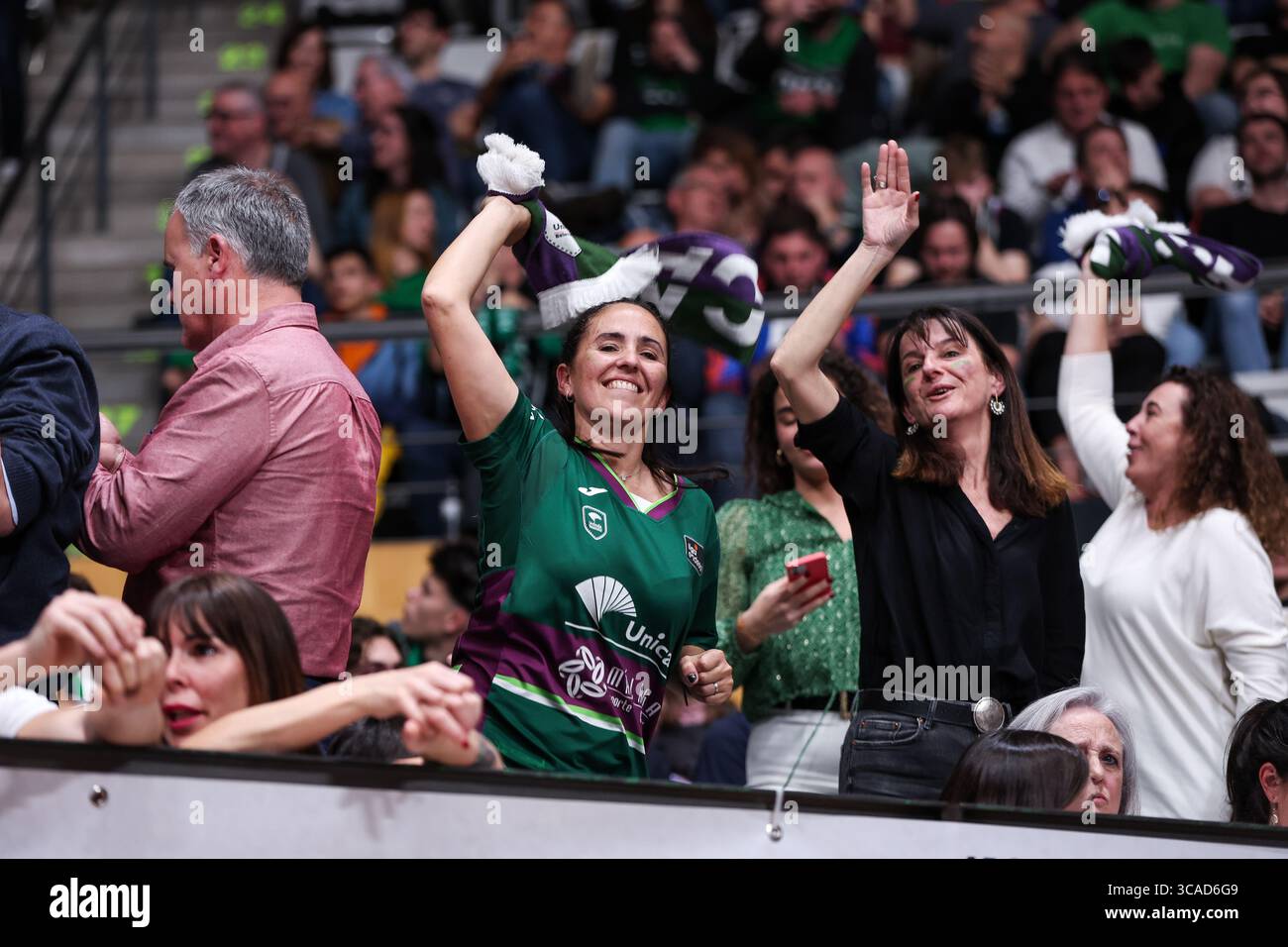 18. Februar 2023, Badalona, Spanien: Fans beim ACB Copa Del Rey Badalona 2023 Halbfinalspiel zwischen Real Madrid und Unicaja Malaga im Palau Municipal Esports de Badalona in Barcelona. (Foto: © David Ramirez/DAX via ZUMA Press Wire) Stockfoto 18. Februar 2023, Badalona, Spanien: Fans beim ACB Copa Del Rey Badalona 2023 Halbfinalspiel zwischen Real Madrid und Unicaja Malaga im Palau Municipal Esports de Badalona in Barcelona. (Foto: © David Ramirez/DAX via ZUMA Press Wire) Stockfoto