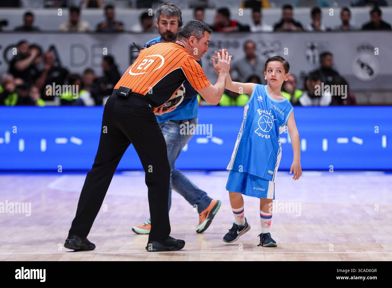 18. Februar 2023, Badalona, Spanien: Schiedsrichter beim ACB Copa Del Rey Badalona 2023 Halbfinalspiel zwischen Real Madrid und Unicaja Malaga im Palau Municipal Esports de Badalona in Barcelona, Spanien. (Foto: © David Ramirez/DAX via ZUMA Press Wire) Stockfoto 18. Februar 2023, Badalona, Spanien: Schiedsrichter beim ACB Copa Del Rey Badalona 2023 Halbfinalspiel zwischen Real Madrid und Unicaja Malaga im Palau Municipal Esports de Badalona in Barcelona, Spanien. (Foto: © David Ramirez/DAX via ZUMA Press Wire) Stockfoto