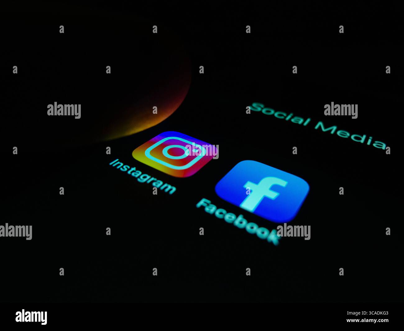 19. Februar 2023, Asuncion, Paraguay: Eine Ansicht eines Fingers, der das Instagram-App-Symbol neben dem Facebook-App-Symbol auf einem Smartphone berührt. Mark Zuckerberg kündigte einen neuen kostenpflichtigen Abonnementservice mit dem Namen „Meta Verified“ an, mit dem zahlende Nutzer verifizierte Ausweise erhalten. „Meta Verified beginnt bei 11,99 USD/Monat im Internet oder 14,99 USD/Monat bei iOS. Wir werden diese Woche in Australien und Neuseeland und bald in weiteren Ländern auf den Markt kommen“, sagte der Meta-Chef. (Bild: © Andre M. Chang/ZUMA Press Wire) Stockfoto