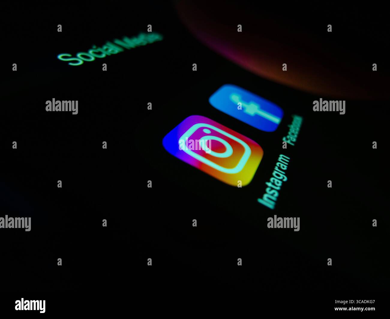 19. Februar 2023, Asuncion, Paraguay: Eine Ansicht eines Fingers, der das Instagram-App-Symbol neben dem Facebook-App-Symbol auf einem Smartphone berührt. Mark Zuckerberg kündigte einen neuen kostenpflichtigen Abonnementservice mit dem Namen „Meta Verified“ an, mit dem zahlende Nutzer verifizierte Ausweise erhalten. „Meta Verified beginnt bei 11,99 USD/Monat im Internet oder 14,99 USD/Monat bei iOS. Wir werden diese Woche in Australien und Neuseeland und bald in weiteren Ländern auf den Markt kommen“, sagte der Meta-Chef. (Bild: © Andre M. Chang/ZUMA Press Wire) Stockfoto