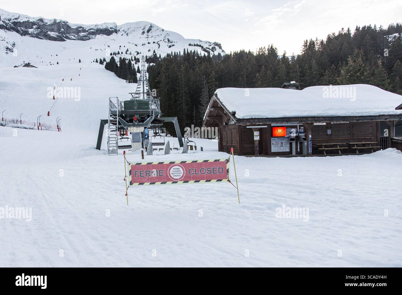 5. Februar 2021, Megeve, Haute Savoie (französisches Departement, Frankreich: Mont-BlancDie Skilifte in den Skigebieten werden nicht wieder geöffnet, und der Sektor bewegt sich in Richtung einer „weißen Saison“, kündigte der Minister für Tourismus an. (Bild: © Sadak Souici/ZUMA Press Wire) Stockfoto