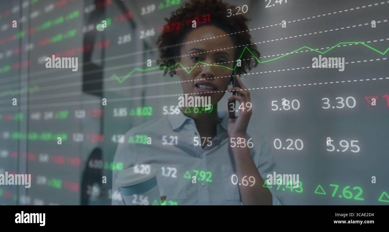 Mit Kaffeetasse und Smartphone, Frau mit blauem Hemd, analysiert Marktdaten im Büro, Bildschirm Stockfoto
