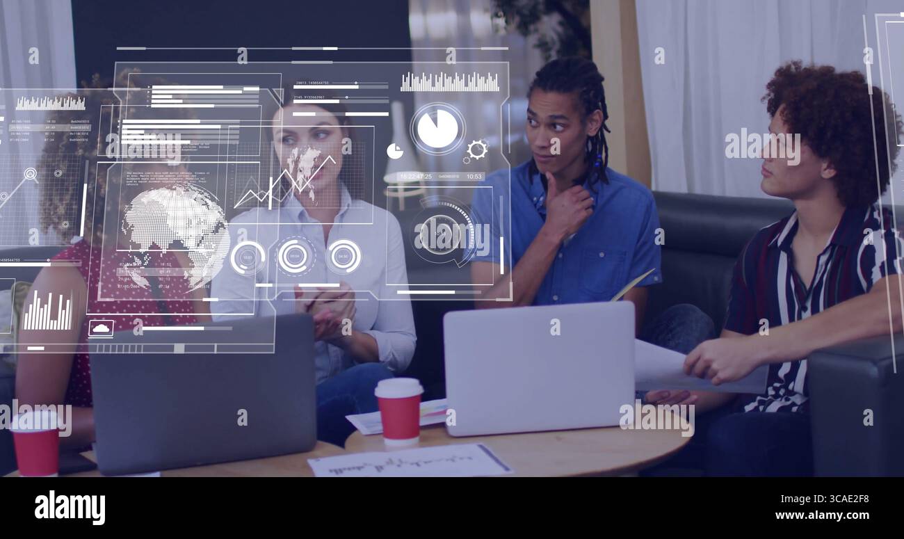 Analyse von Datenteams, die in der Bürolounge um den Tisch sitzen, mit Laptops und Dashboard-Overlay Stockfoto