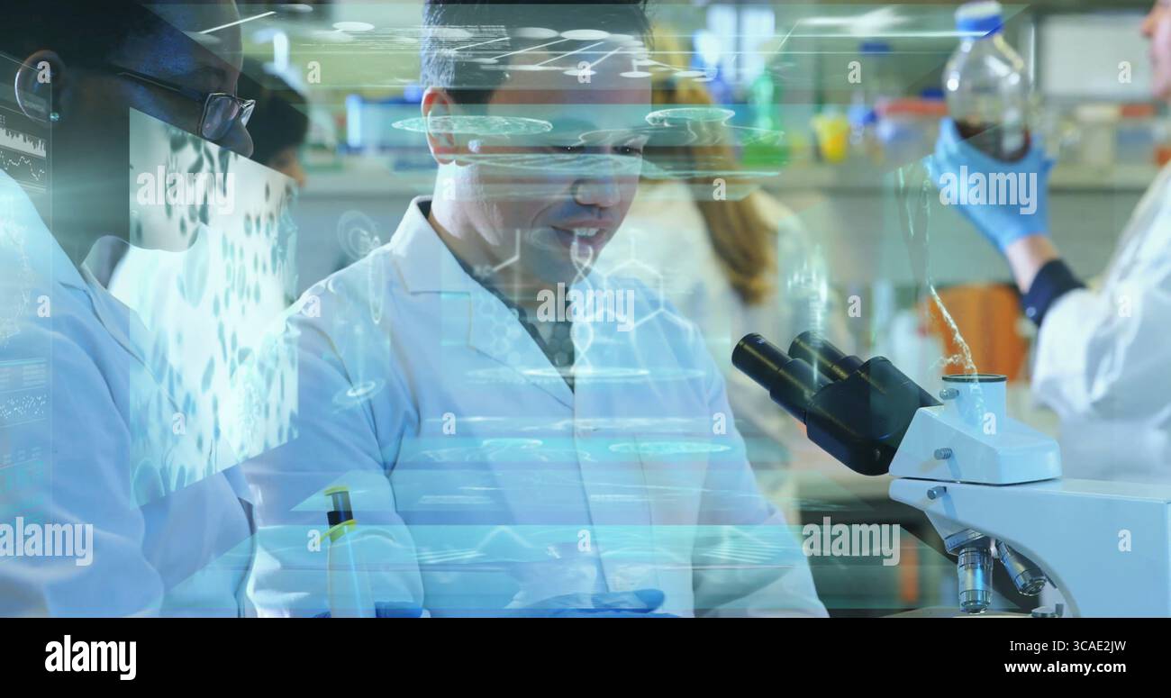 Operierender Mittelmann, der die Mischprobe unter Mikroskop am Labortisch untersucht, mit Molekulardiagrammen Stockfoto