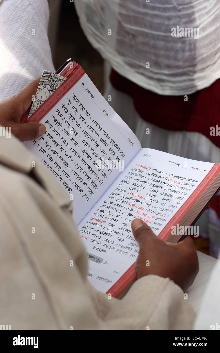 Die Menschen beten, wenn der äthiopisch-jüdische Feiertag Sigds am 28. November 2024 an der Tayelet Haas Promenade in Jerusalem gefeiert wird. Stockfoto
