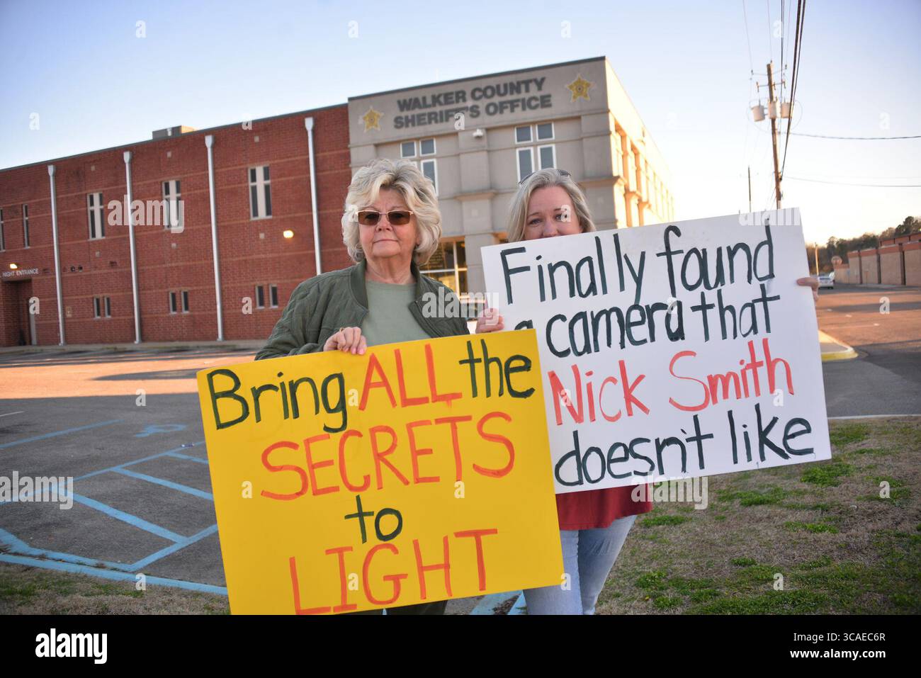 Februar 2023, Jasper, Alabama, USA: TOBBIE STOVER, links und AMBER SITTON protestieren vor dem Walker County Gefängnis. Die beiden protestierten gegen den Tod von Anthony „Tony“ Mitchell und anderen, die während der Haft des Sheriff's Office von Walker County am 26. Januar 2023 starben. Eine Bundesstrafanzeige von Mitchells Familie beschuldigt den Sheriff Nick Smith und andere Mitarbeiter der WCSO, Mitchell zu erfrieren und dann zu versuchen, den Tod zu vertuschen. (Bild: © Michael E. Palmer/ZUMA Press Wire) Stockfoto