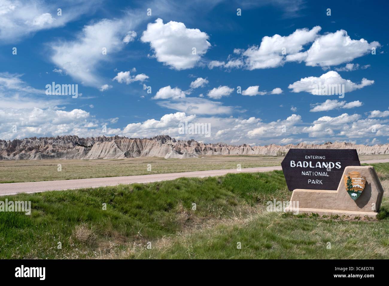Blick auf das Eintrittsschild zum Badlands-Nationalpark in South Dakota unter einem dramatischen blauen Himmel mit Wolken Stockfoto