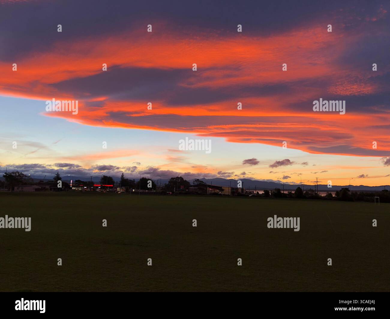 Sonnenuntergang in Neuseeland am Saxton Field mit Blick zurück in Richtung Richmond ruhig, bevor der Sturm sich nähert, sollte ein großartiger Sonnenuntergang sein - Smartphone-aufgenommenes Stockfoto