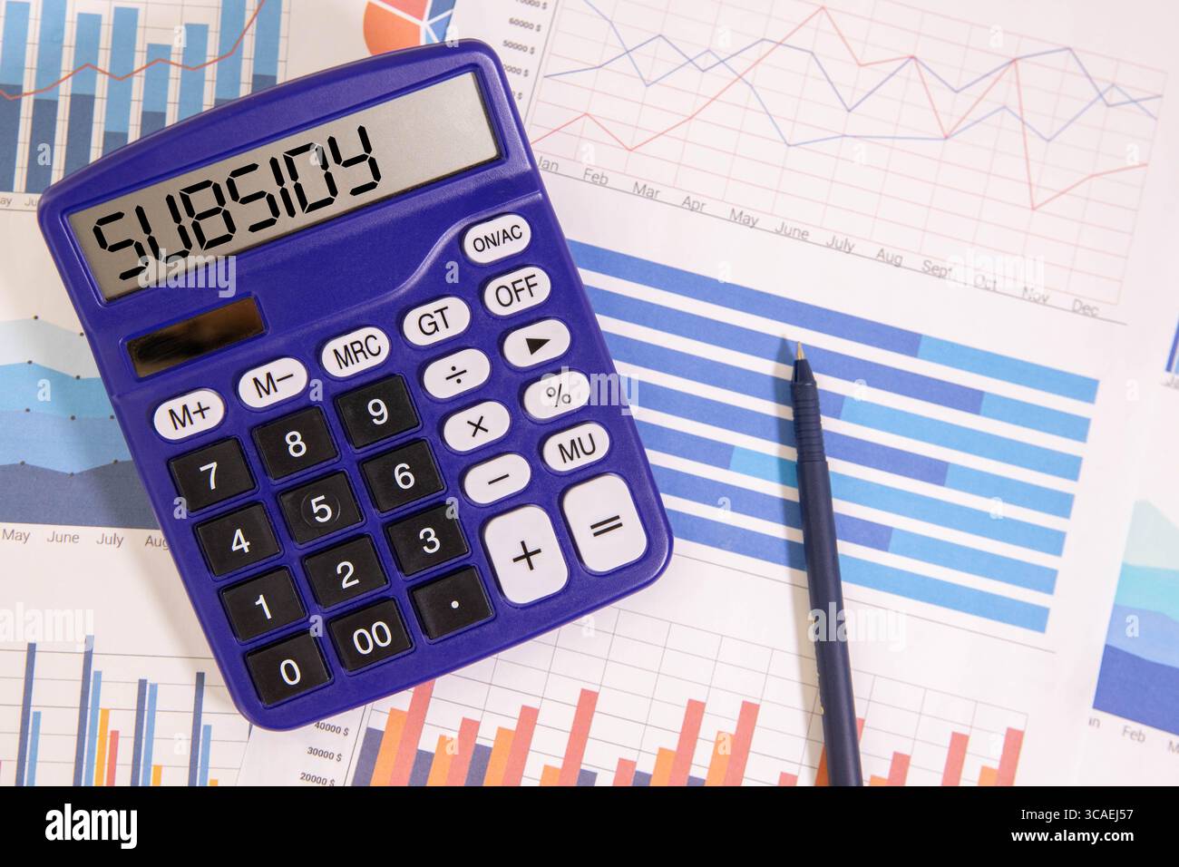 Taschenrechner mit Geld und Stift - Subventionen. Stockfoto