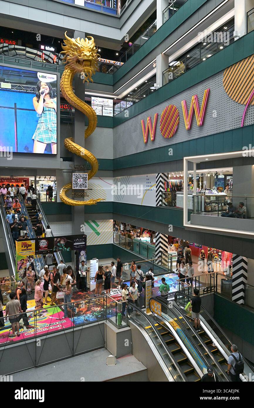 Zentrales Atrium im MBK Center, mit großer Dracheninstallation, einem großen Einkaufszentrum in Bangkok, Thailand, das bei Besuchern aus Übersee beliebt ist Stockfoto