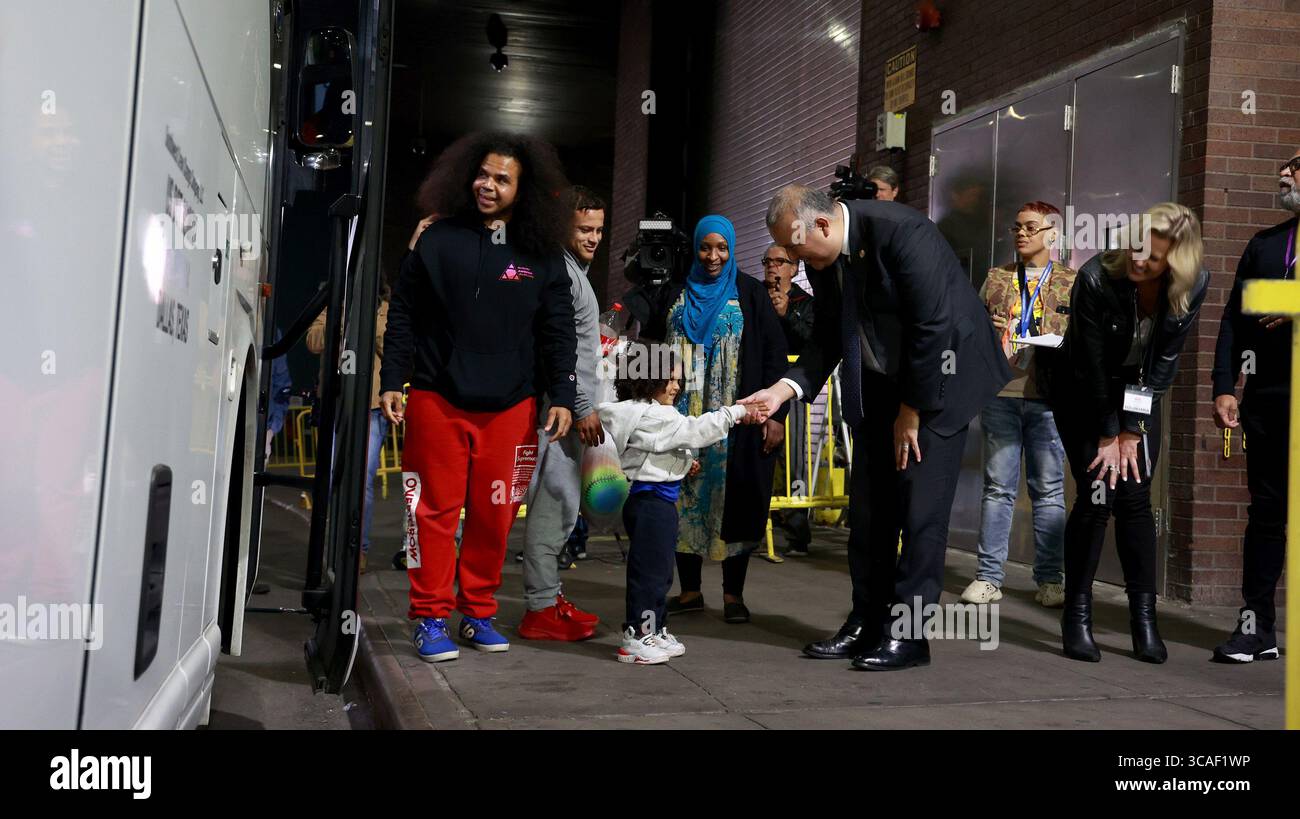 10. Mai 2023, New York, New York, USA: MANUEL CASTRO (Mitte), der für Immigrantenangelegenheiten zuständige Kommissar des Bürgermeisters von New York City, begrüßt Migranten, die am Busbahnhof der Hafenbehörde in Midtown Manhattan ankommen. Texanischer Gouverneur Abbott hat eine umstrittene Initiative wieder aufgenommen, wonach seine Regierung Busse chartert und sie nutzt, um neu angekommene Asylbewerber in von Demokraten geführte Städte, einschließlich New York, zu transportieren. (Foto: © Luiz C. Ribeiro/New York Daily News via ZUMA Press Wire) Stockfoto