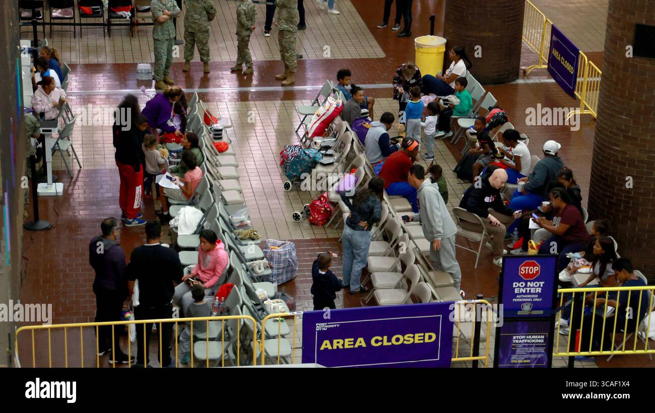 10. Mai 2023, New York, New York, USA: Kürzlich angekommene Migranten im Bearbeitungsbereich am Port Authority Bus Terminal in Midtown Manhattan. Texanischer Gouverneur Abbott hat eine umstrittene Initiative wieder aufgenommen, wonach seine Regierung Busse chartert und sie nutzt, um neu angekommene Asylbewerber in von Demokraten geführte Städte, einschließlich New York, zu transportieren. (Foto: © Luiz C. Ribeiro/New York Daily News via ZUMA Press Wire) Stockfoto