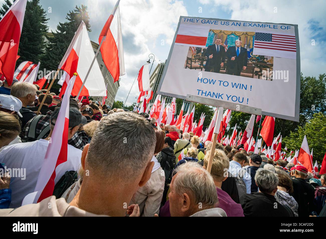 Ein Unterstützer von Präsident Karol Nawrocki hält ein Plakat, das die Freundschaft zwischen Präsident Karol Nawrocki und Präsident Donald Trump zeigt. Am 6. August versammelten sich Anhänger rechter Parteien im polnischen Parlament und anschließend im Königsschloss, um der Amtseinführung des nationalkonservativen Präsidenten Karol Nawrocki beizuwohnen, der Andrzej Duda übernimmt. Im Parlament hörten die versammelten Leute dem neuen Präsidenten zu, der aus der Kammer sprach, marschierten dann zum Burgplatz, wo sie eine Heilige Messe live aus der nahegelegenen Kathedrale von Arch beobachteten. (Foto Stockfoto