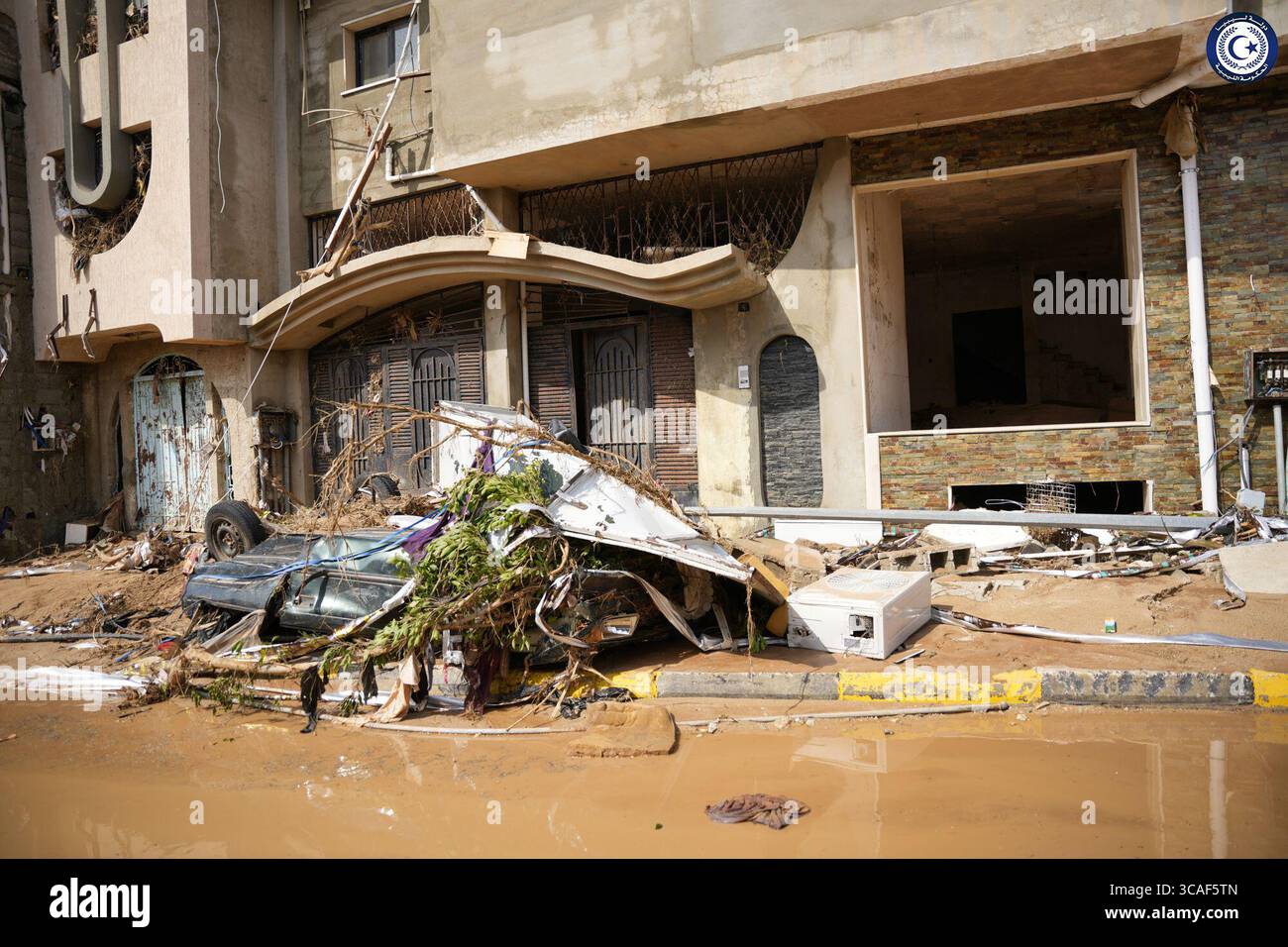 12. September 2023, Derna, Libyen: Schreckliche Überschwemmungen in Derna, einer libyschen Hafenstadt mit 90 000 Einwohnern. 5.000 mutmaßliche Tote, weitere 10.000 Vermisste und mehr als 000 Vertriebene nach „katastrophalen“ Überschwemmungen, die Dämme brechen und Häuser wegfegen. Das Viertel der Stadt Derna ausrotten. Sturm Daniel fegte am Montag durch Ostlibyen und seine Auswirkungen verursachten zwei Dämme am Fluss Wadi Derna, die Derma überschwemmten, während massive Überschwemmungen Teile Ostlibyens überschwemmten. Die Wucht von Überschwemmungen, die ein normalerweise trockenes Flusstal hinunterstürzten und die Stadt erreichten. Als Tonnen von Wasser ins Meer strömten, wurden Wohngebäude gebaut Stockfoto