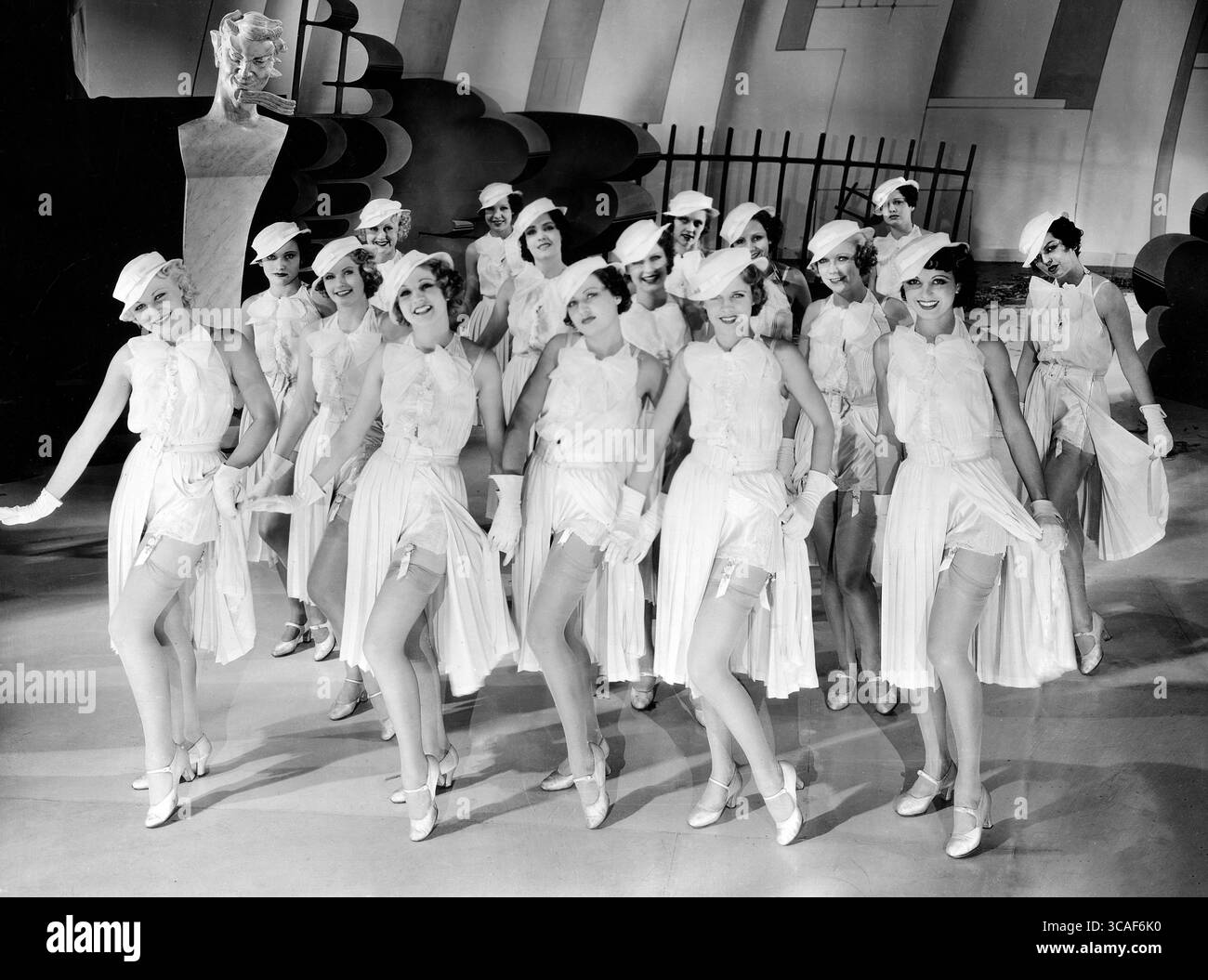 September 2022, USA: Large Stage Production, On-Set of the Film, ''Too Much Harmony'', Paramount Pictures, 1933 (Credit Image: © JT Vintage/Glasshouse Via ZUMA Press Wire) Stockfoto