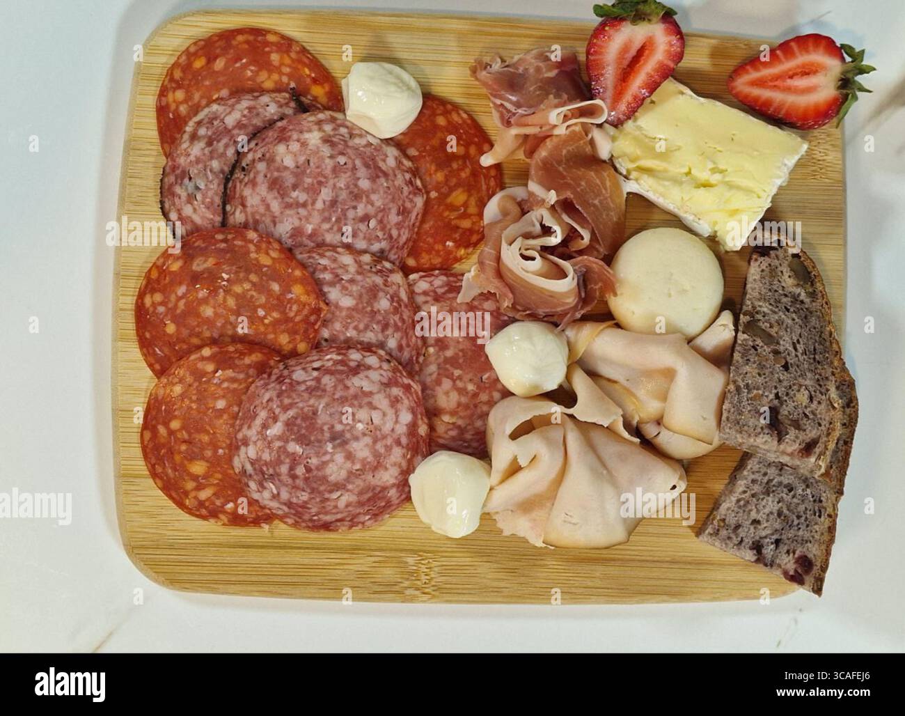 Entdecken Sie eine Platte mit Schinken, Schinken, Käse, Stockfoto