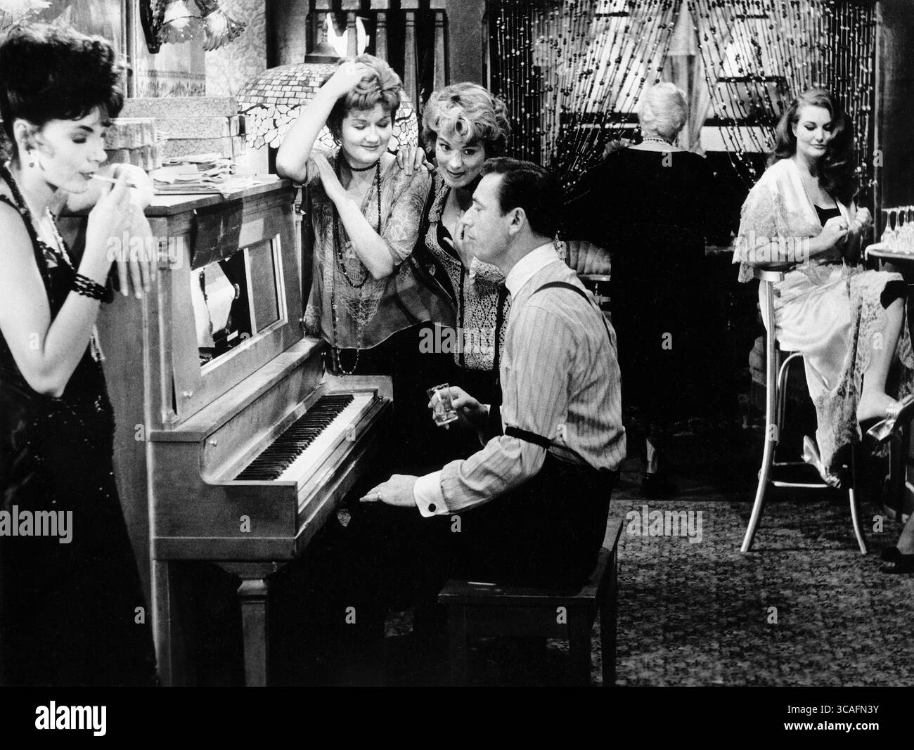 19. Oktober 2022: Yves Montand (am Klavier), am Set des Films, „Sanctuary“, 20th Century-Fox, 1961 (Bild: © JT Vintage/Glasshouse Via ZUMA Press Wire) Stockfoto