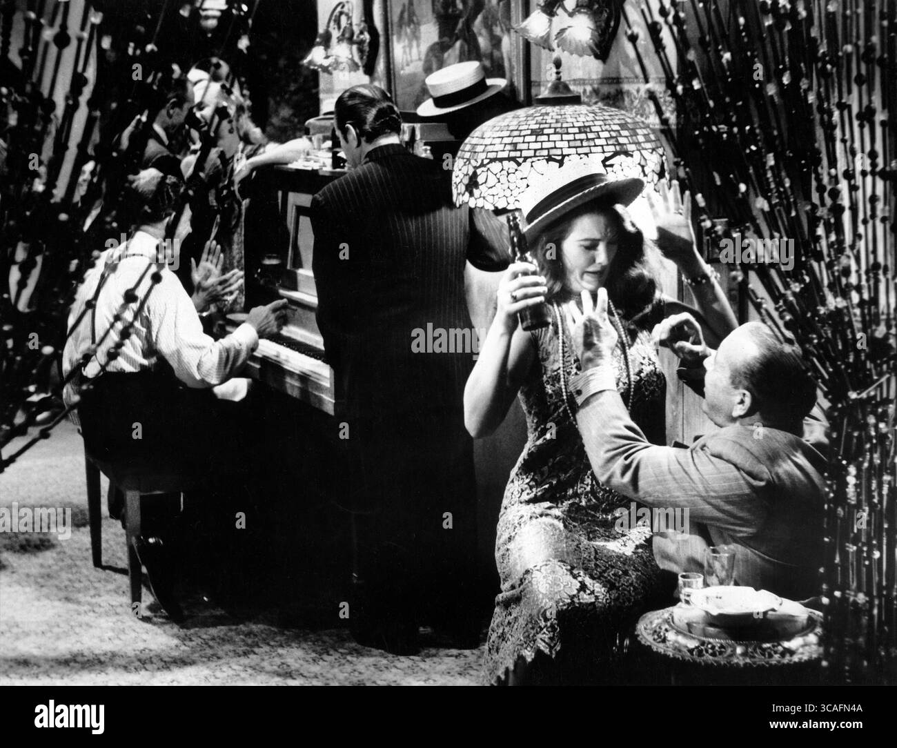 19. Oktober 2022: Yves Montand (am Klavier), am Set des Films, „Sanctuary“, 20th Century-Fox, 1961 (Bild: © JT Vintage/Glasshouse Via ZUMA Press Wire) Stockfoto