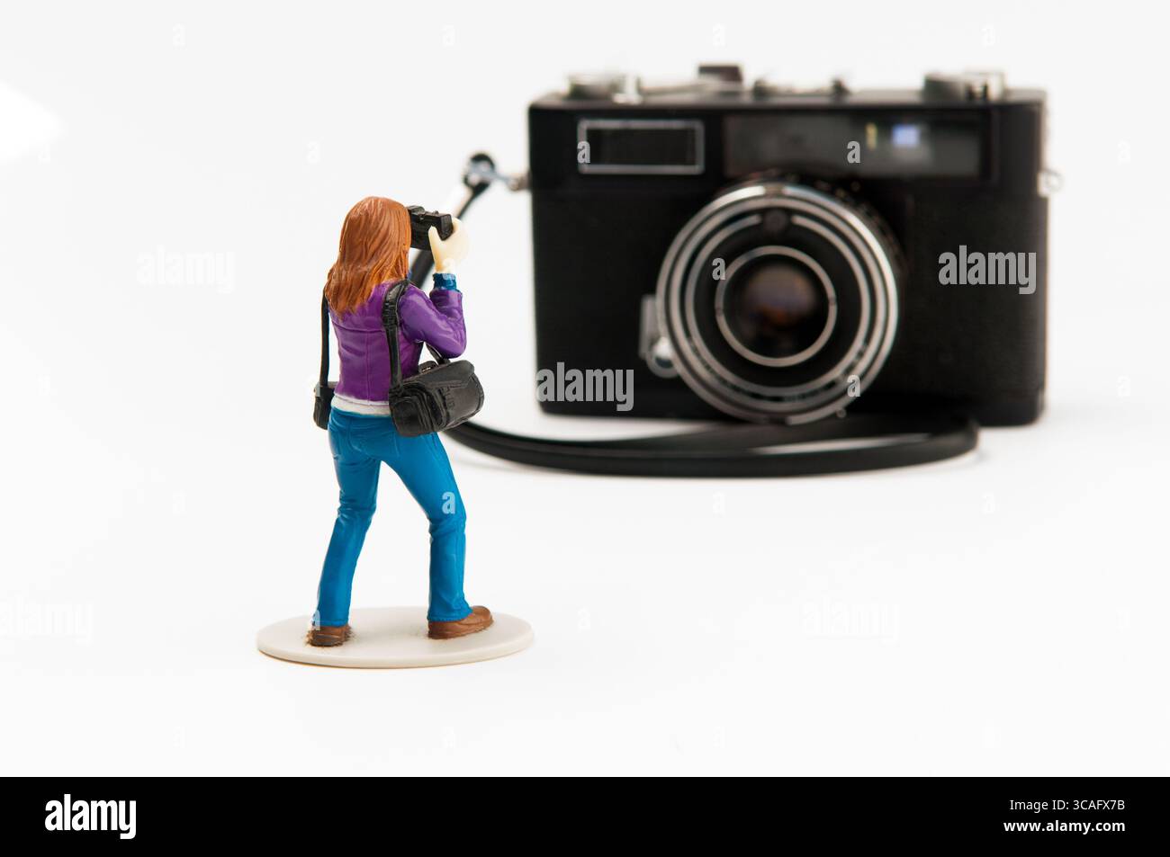 Spielzeugfotograf fotografiert eine Filmkamera Stockfoto