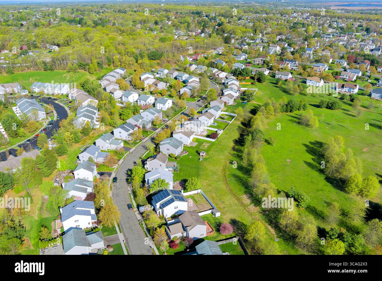 Wohnsiedlung mit weißen Häusern arrangierte ein Stadtbild in East Brunswick, Middlesex County, New Jersey Stockfoto