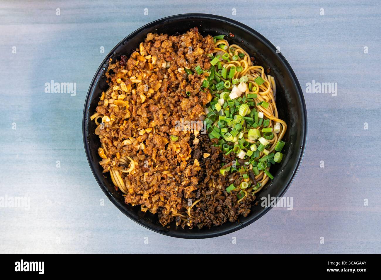 Sichuan-Nudeln mit herzhaftem Fleisch und frischem Gemüse Stockfoto