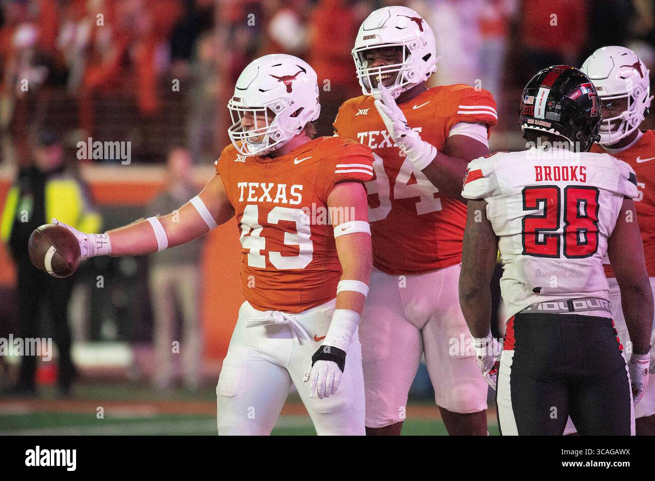 24. November 2023: Texas Longhorns Jett Bush (43) in Aktion während des NCAA Football-Spiels zwischen der Texas Tech University im Darrell K. Royal Texas Memorial Stadium. Austin, Texas Mario Cantu/CSM (Kreditbild: Stockfoto