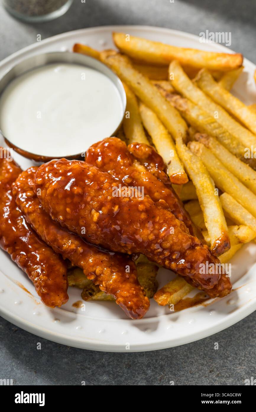 Hausgemachte Barbecue-Hühnerfinger und Pommes frites mit Dip-Sauce Stockfoto