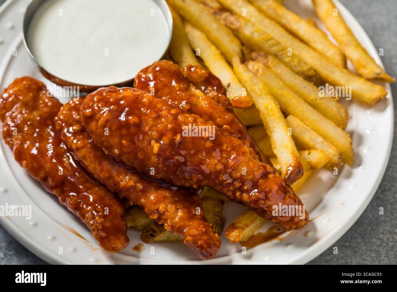 Hausgemachte Barbecue-Hühnerfinger und Pommes frites mit Dip-Sauce Stockfoto