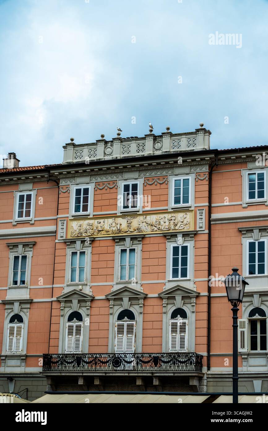 Neoklassizistische Casa Herschel Lenardo in Triest, Italien. Stockfoto