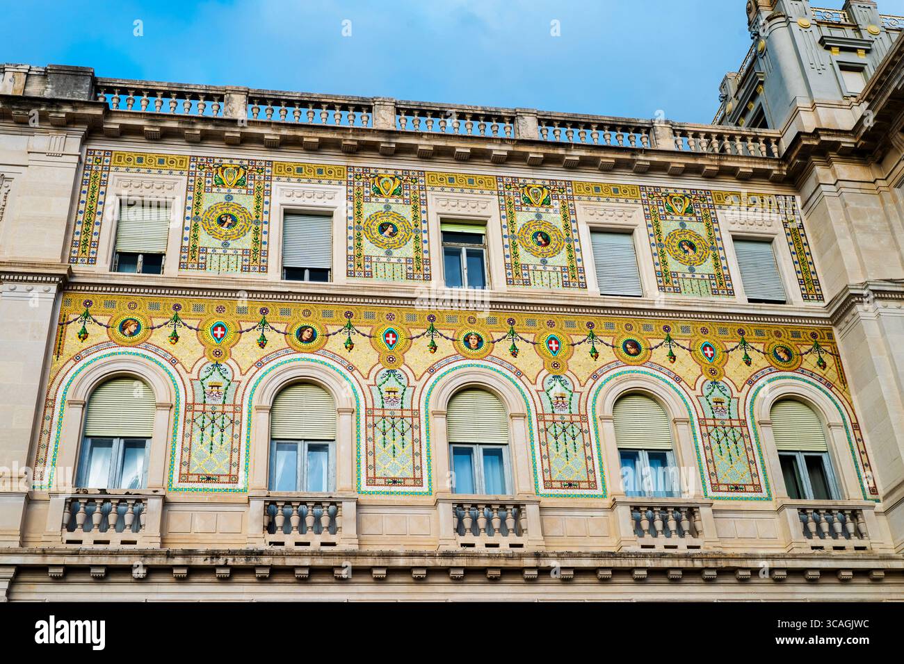 Renaissance Wiener Palazzo della Prefecture di Triest im Secession-Stil mit leuchtenden Mosaiken im byzantinischen Stil an der Adria in Italien, Stockfoto