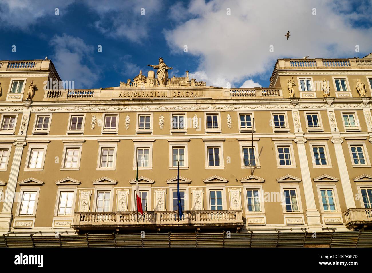 Eklektischer neoklassischer Palazzo Stratti in Triest, Italien. Stockfoto