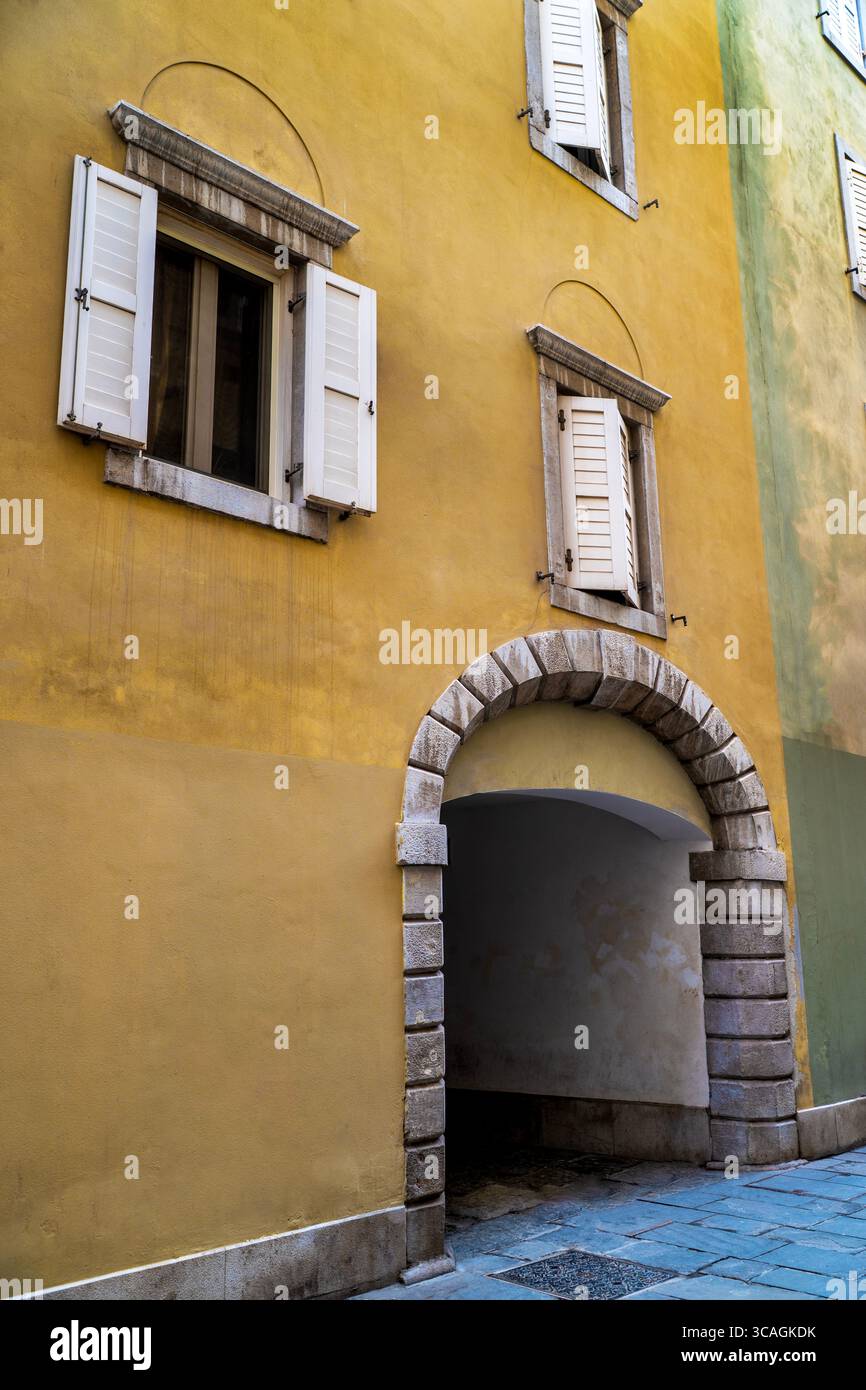 Markanter Steinbogen in der gut erhaltenen Altstadt von Triest, Italien. Stockfoto