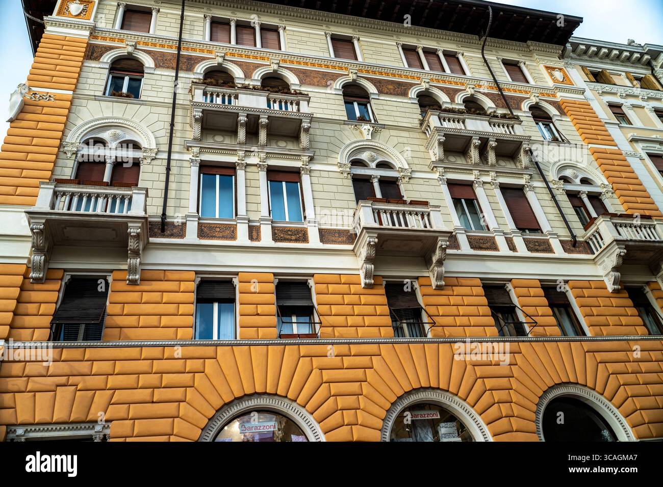 Neoklassizistische Architektur in Triest, Italien mit robuster rustikaler Fassade, Stockfoto