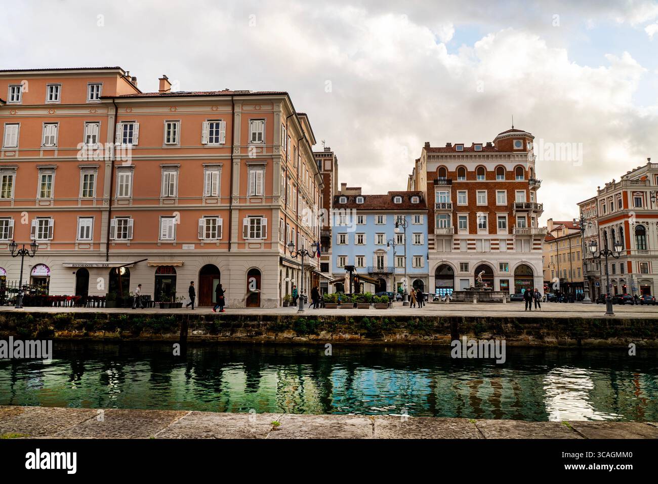 Ambiente eines historischen Gebäudes am Canale Grande in Triest, Italien. Stockfoto