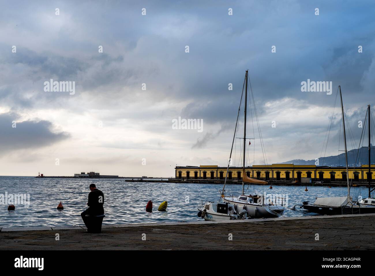 Das historische Gebäude am Hafen von Triest ist Teil des alten Hafens von Triest, Italien. Stockfoto