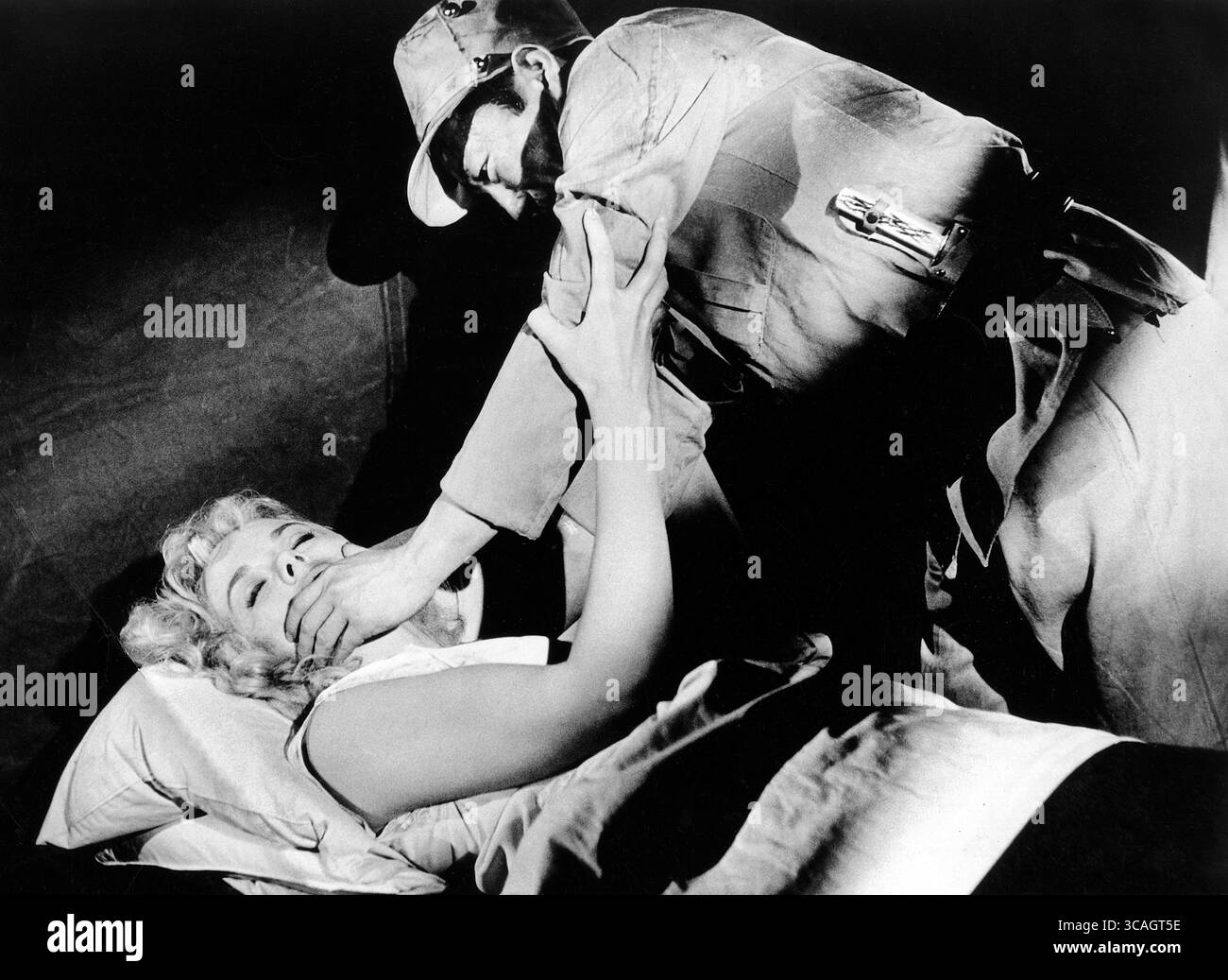 27. November 2022: Leslie Parrish, am Set des Films, „Tank Battalion“, American International Pictures, 1958 (Foto: © JT Vintage/Glasshouse Via ZUMA Press Wire) Stockfoto